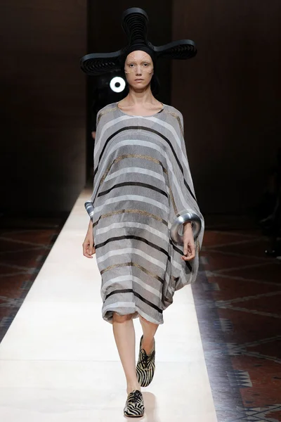 Look 16